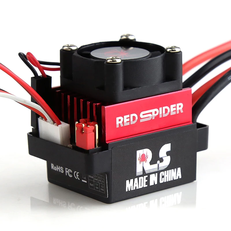 Contrôleur de vitesse ESC étanche installé sur un châssis de voiture RC, prêt pour l'eau.