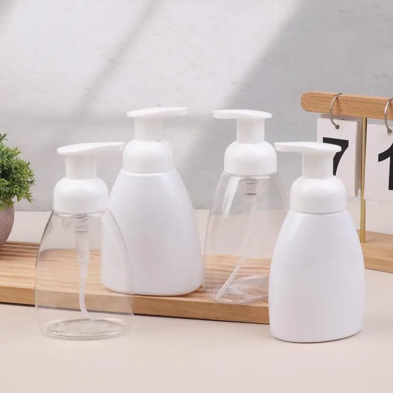 Gros plan sur un bouchon d'oreille en mousse, texture douce et forme ergonomique, idéal pour réduire le bruit