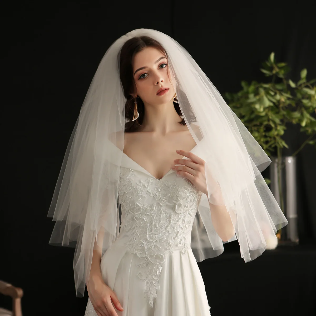 

Women's White Two Layers Wedding Veils for Brides Cut Edge with Comb First Communion Veil for Bachelorette bruiloft accessoires