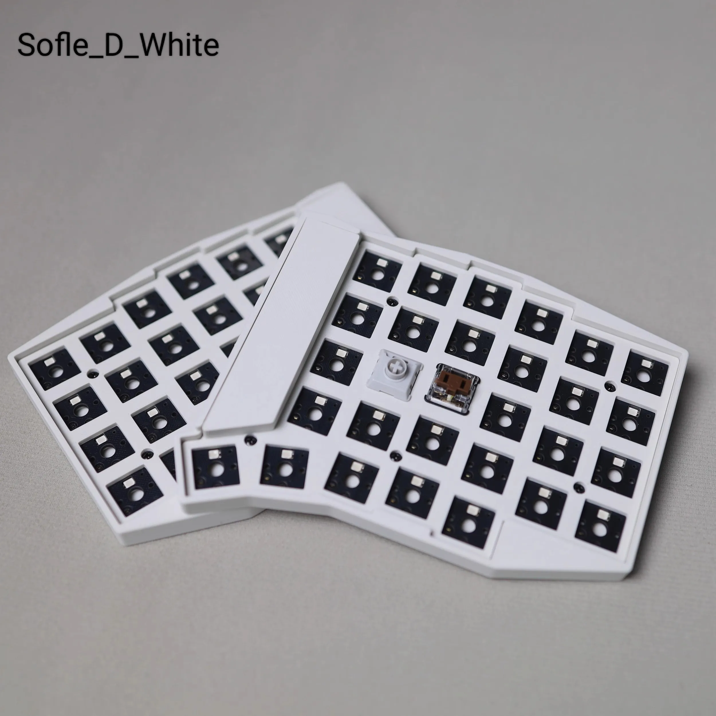 分割キーボード Sofle ロープロファイル ZMK choc v1/v2対応 ちょっとしたレビュー：初めての分割キーボード - Sofle ロー