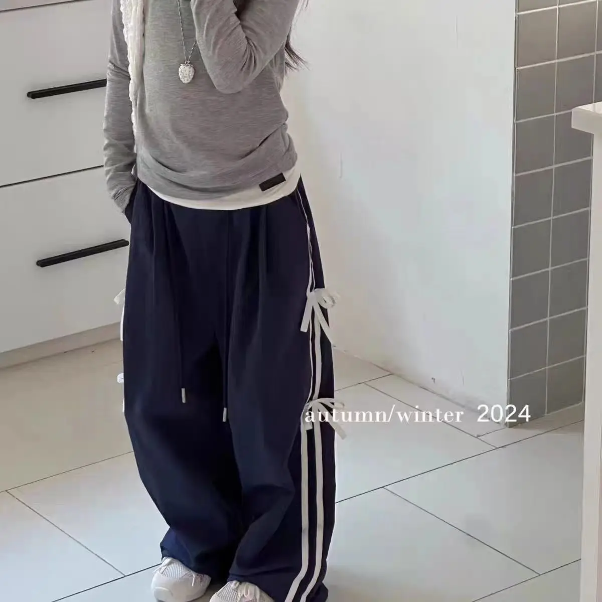 Herbst-Jogginghose für Mädchen mit seitlicher Schleife – weiche, mit Fleece gefütterte Jogginghose, stilvolle und gemütliche Herbsthose für Kleinkinder und große Kinder – Detail 17