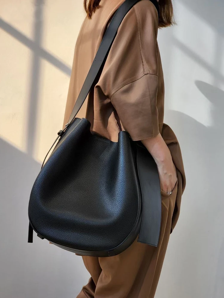 

2024 Autumn and Winter New Niche Design Leather Bucket Bag Lazy Style Commuter Shoulder Crossbody Tote Bag Women's Bag