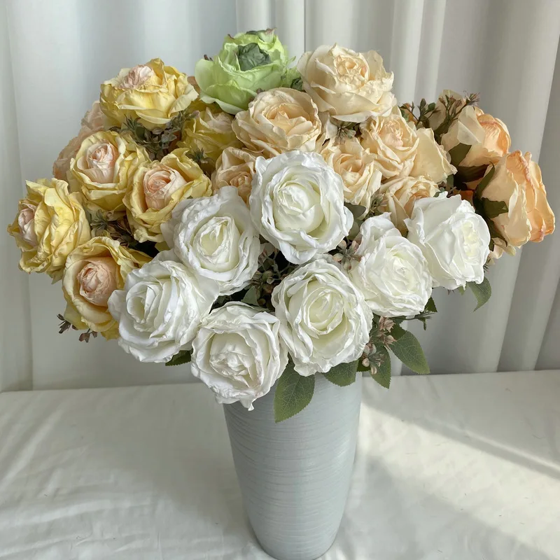 Prachtige, Heldere Freesia Bloemen in Het Voorjaar in Een Vaas Op Tafel
