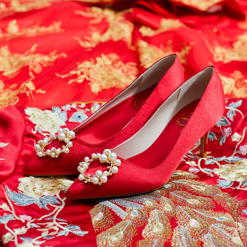 

Красивые туфли в китайском стиле для невесты с искусственным жемчугом на высоком каблуке красные туфли на шпильке с острым носком женские туфли