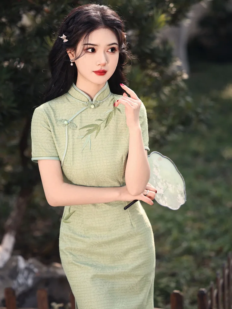 Cheongsam à manches courtes pour femmes, robe Qipao classique, robe de broderie chinoise, robe longue, robe éducative, robe mince, col mandarin, robe sexy et élégante