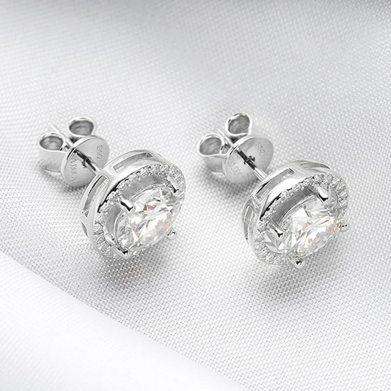 Smyoue Moissanite Stud Earrings - Wearing Example