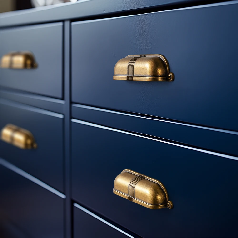 Goo-Ki ทองเหลืองโบราณตู้ถ้วยดึง Hammered Texture ขอบโค้ง Elegant Retro ลิ้นชักสําหรับห้องครัวและเฟอร์นิเจอร์ 1