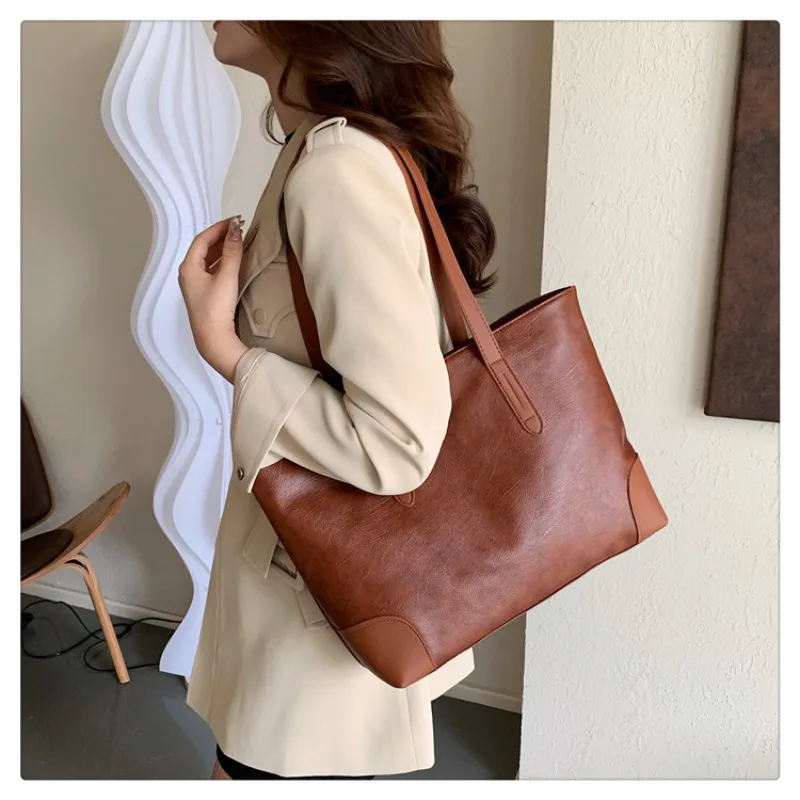 

Retro Large Capacity Soft Leather Shoulder Bag Handbag Winter New Versatile Commuting Shoulder Bag Underarm Tote Shoulder Bag