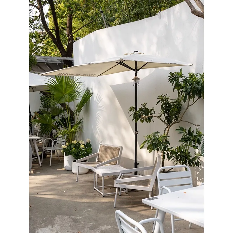 

The height of the sunshade umbrella can be adjusted. Half of the outdoor courtyard umbrella is against the wall, and one side of