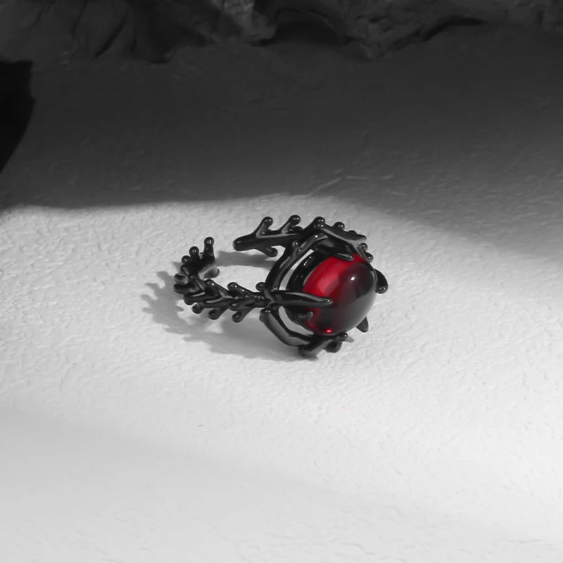 A niche retro ruby ring with a personalized punk, dark and trendy internet celebrity Instagram Cool Ring Girl
