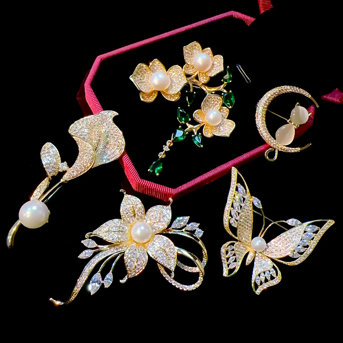 

Korean Style Fashion Freshwater Pearl Camellia Brooch Cute Butterfly Corsage Atmospheric Tulip Bouquet Pin Elegant