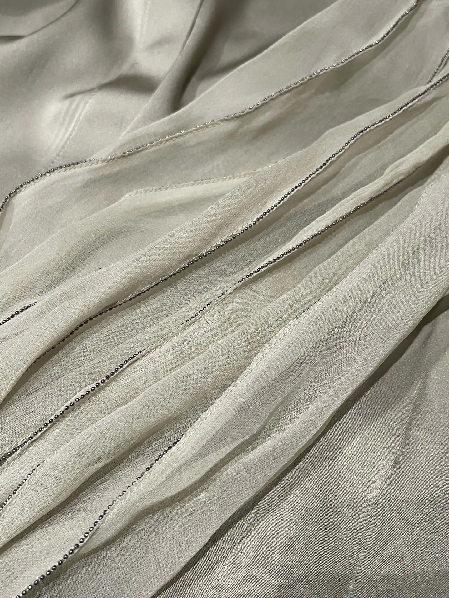 Рисунок 4 - Шелковая рубашка с длинными рукавами и бусинами