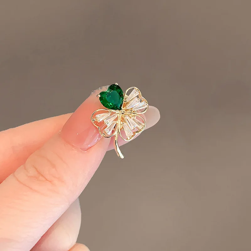 Elegant Green Clover Brooch - Refined Niche Design