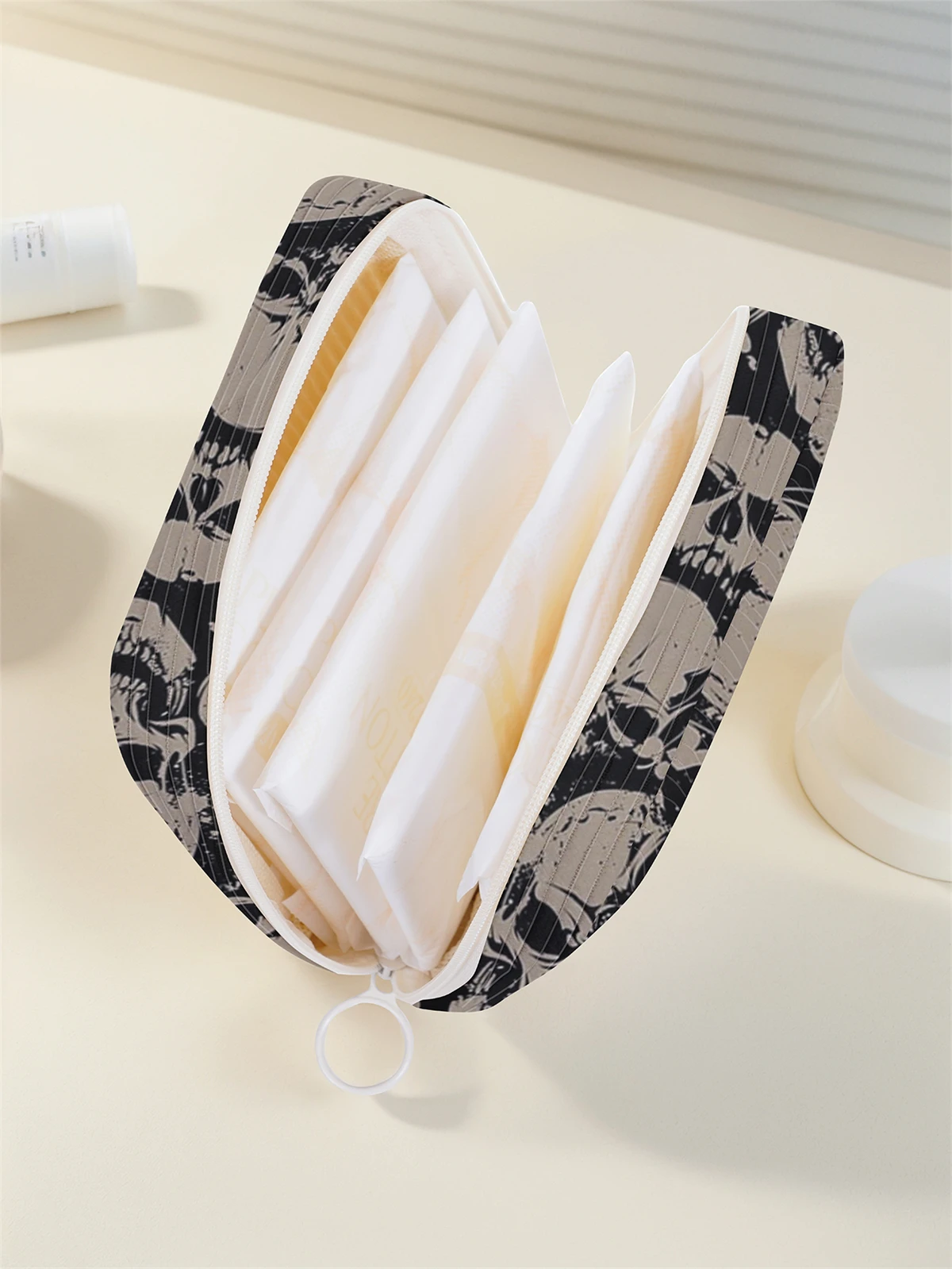 Skull pattern printed sanitary napkin storage bag, women's lightweight tissue bag, sanitary tissue bag