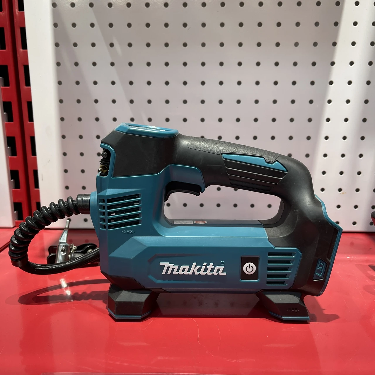 Makita 18V Wireless Car Inflation Pump Tire Inflation DMP180 Body Only makita wireless bluetooth audio radio dmr203 body only