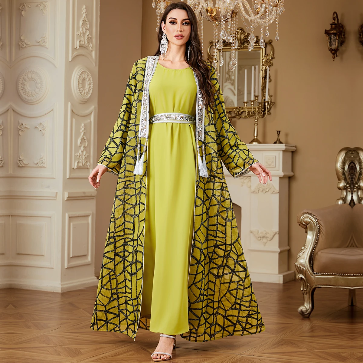 جلابية أوف وايت بطقم قطعتين وتفاصيل مطرزة