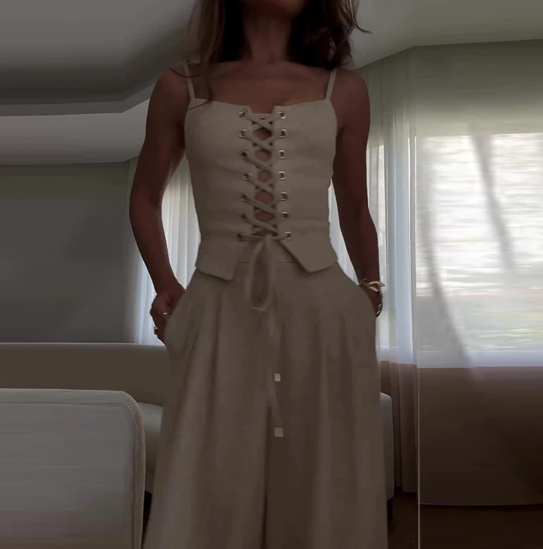 Однотонный пикантный топ на бретельках