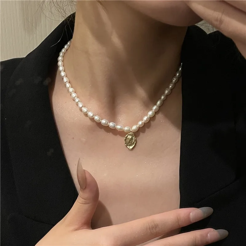 

Женское ожерелье с кулоном в виде королевской монеты