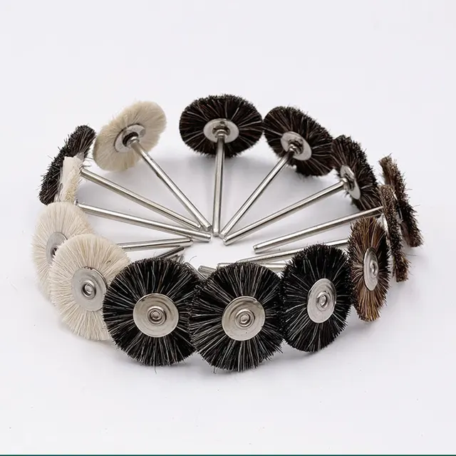 Donna Che Usando Spazzolino Da Denti, Colluttorio, Filo Di Seta E Le Spazzole Interdental Blu Come Attrezzatura Per Cure 150449971