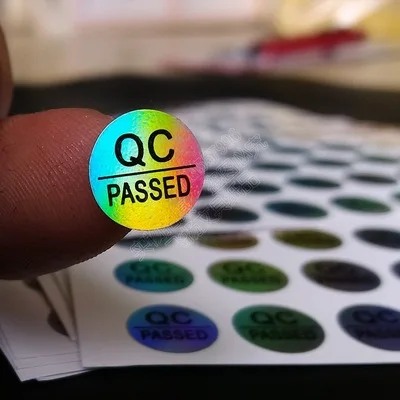 Wasserdichte hologrammfarbene runde Etikettenaufkleber, Sicherheitsgarantie, manipulationssicher, coole Farbverlaufsfarben, QC PASS 10 mm, 1000 Stück – Detail 1