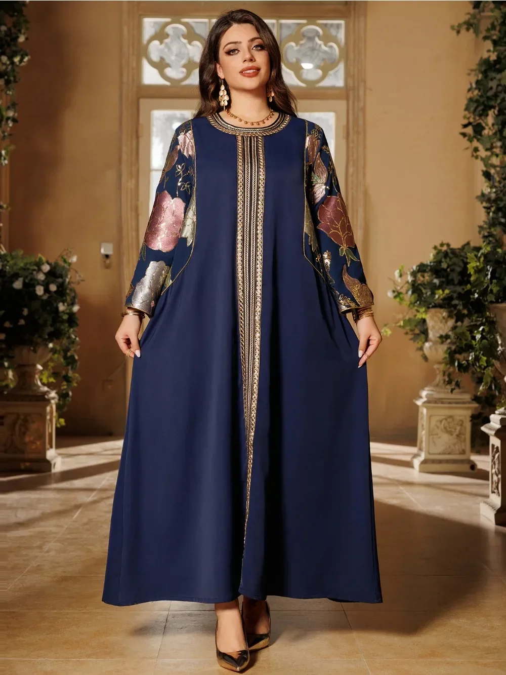 جلابية طويلة بأكمام مزخرفة وتفاصيل أمامية أنيقة