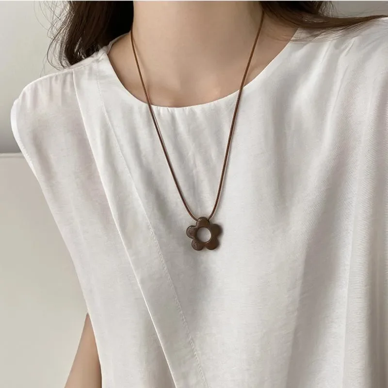 Simple Flower Long Rope Necklace Women Hollow Flower Pendant Necklace Adjustable Knot Sweater Chain Party Wedding Jewelry Gifts