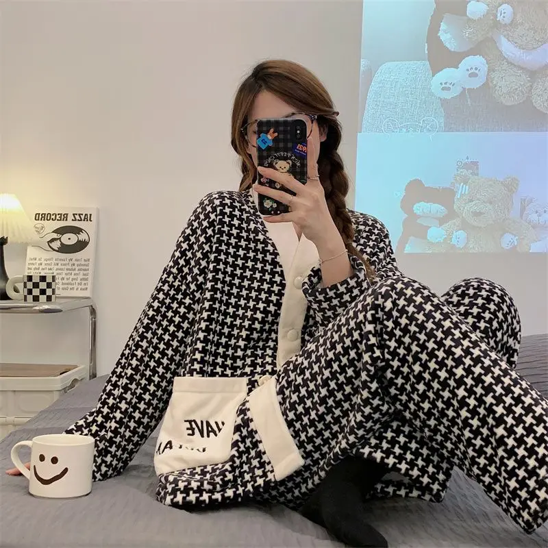 

2023 New Winter Thick Coral Plush Warm Double Pocket Pajamas for Women's Comfortable Home Fury