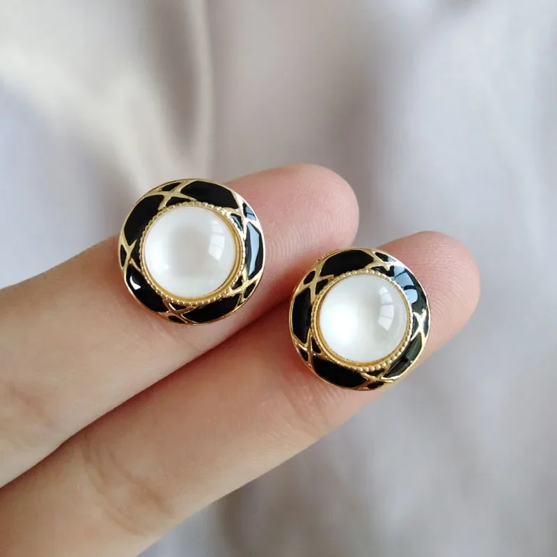 Elegant Japanese Style Creative Baroque Clip On Earrings Retro Spring Style Hepburn Earrings Black White Round Stone Ear Clips ear clip earrings clip earrings