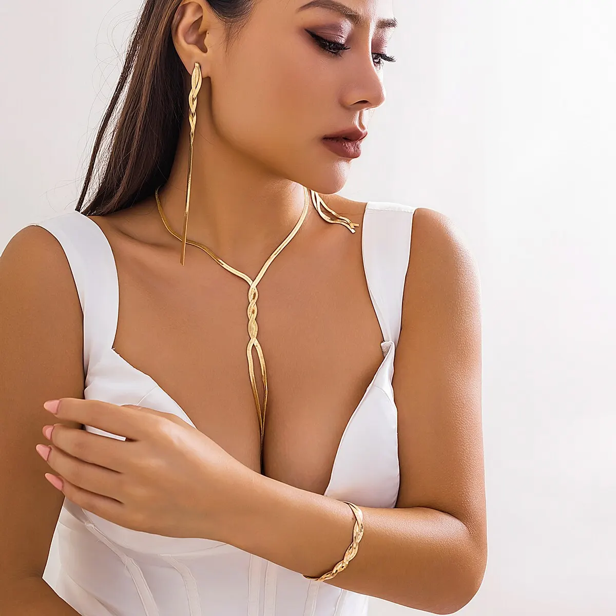 Ensemble 3 pièces couleur or, boucles d'oreilles longs, collier, bracelet – Image 3