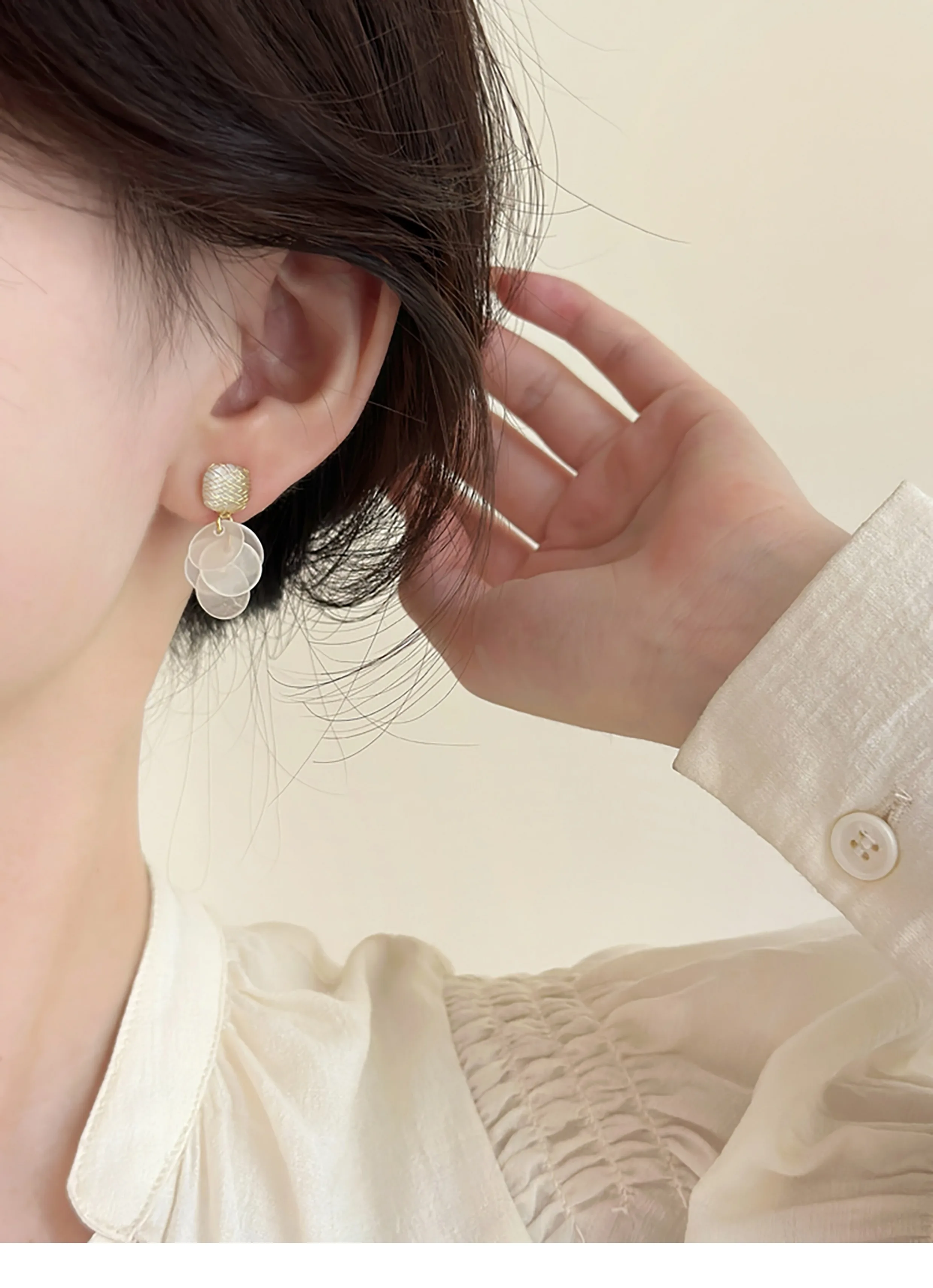 Urlaubsstil am Meer, runde Muschel-Quasten-Ohrringe, neues trendiges Accessoire für Damen, leichter Luxus-Schmuck im Sommer 2025 – Detail 9