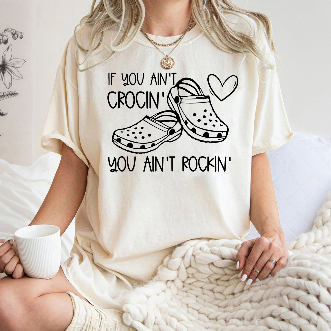 

If You Ain't Crocin' You Ain't Rockin' Slogan Women T-shirt Cute Cartoon Slipper Print Female Shirt New Trend Holiday Casual Tee