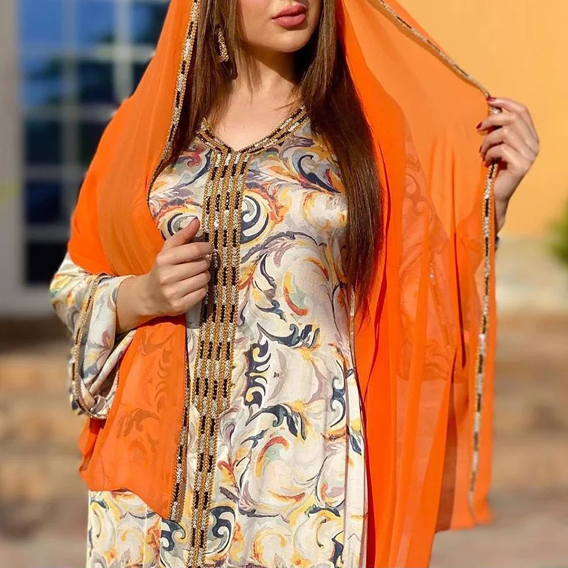 جلابية نقشة فنية مع طرحة برتقالية