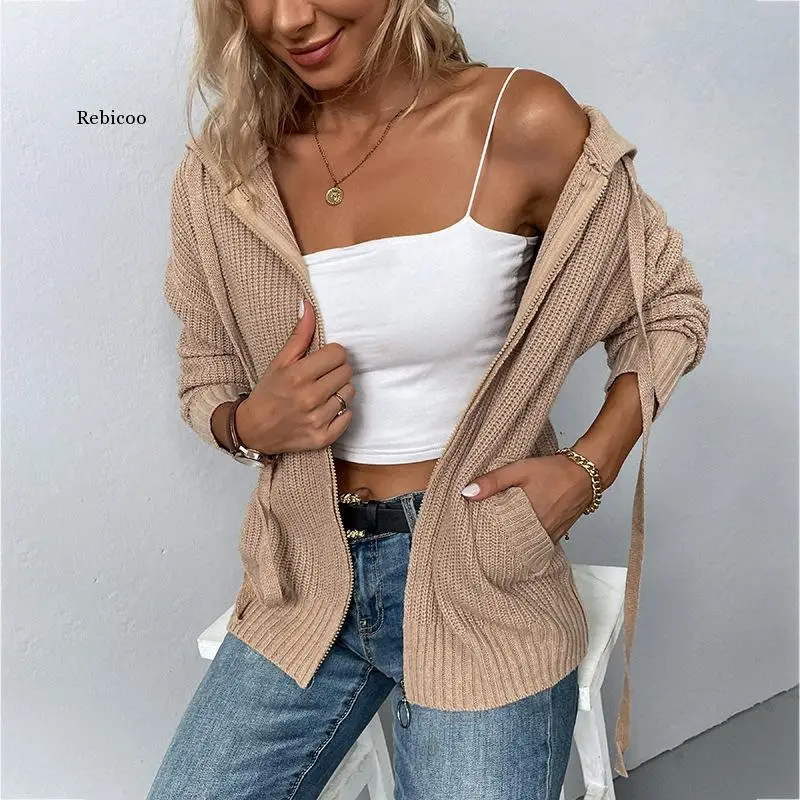 

Женский вязаный свитер с капюшоном, кардиган на зиму, свитера, новинка 2022, однотонная трикотажная одежда на молнии с длинным рукавом, свитер с капюшоном и карманами на молнии