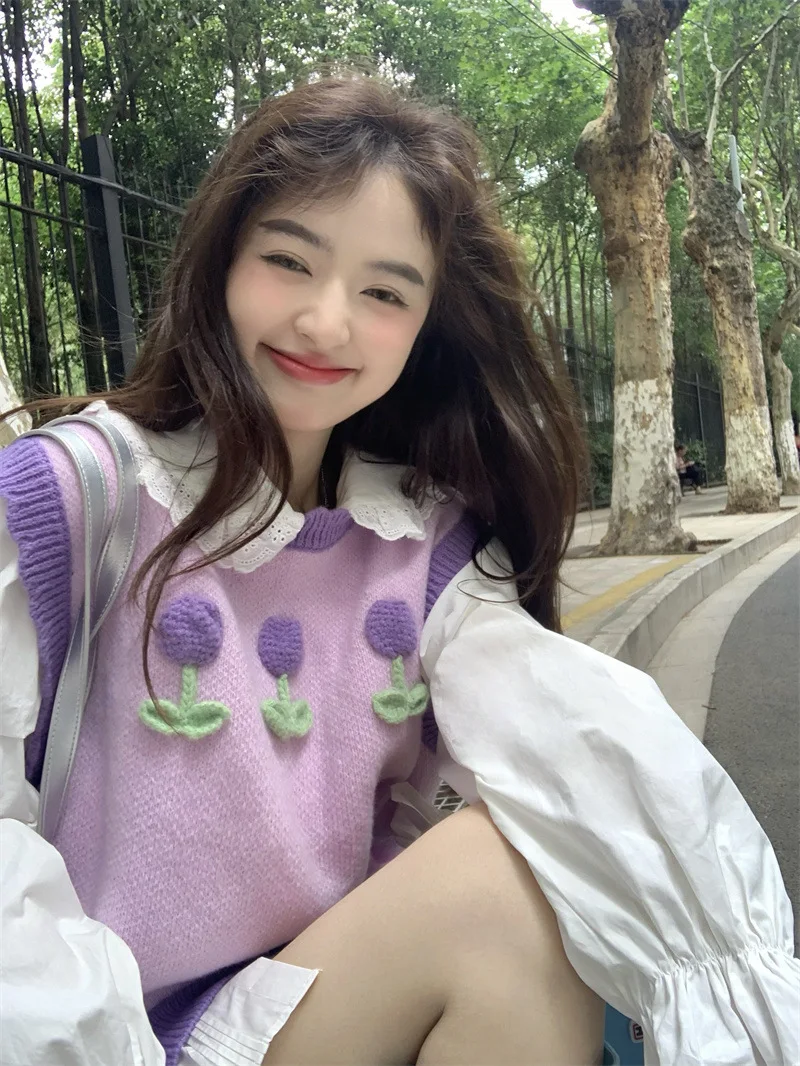 

Handmade floral contrasting knitted vest sweater
