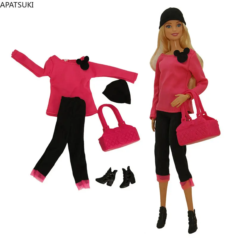 Boneca barbie com roupa rosa com bandana rosa e sapatos rosa generative ai