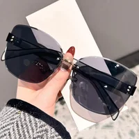 ⁦نظارات كات آي كبيرة بدون إطار – موضة 2025 وحماية UV 😎✨⁩ - الصورة ⁦4⁩