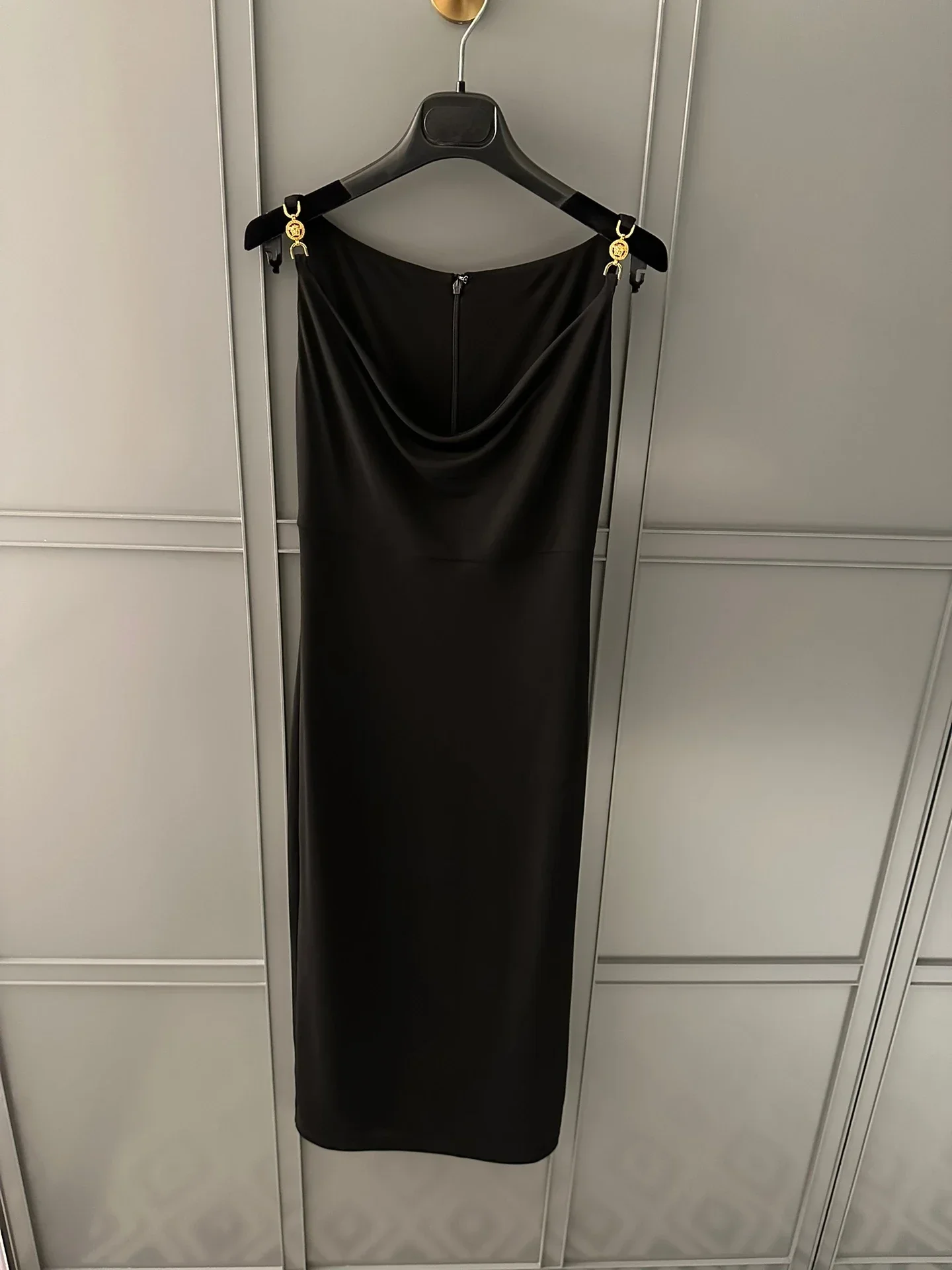 

Black Sleeveless Slim Fit Midi Dress