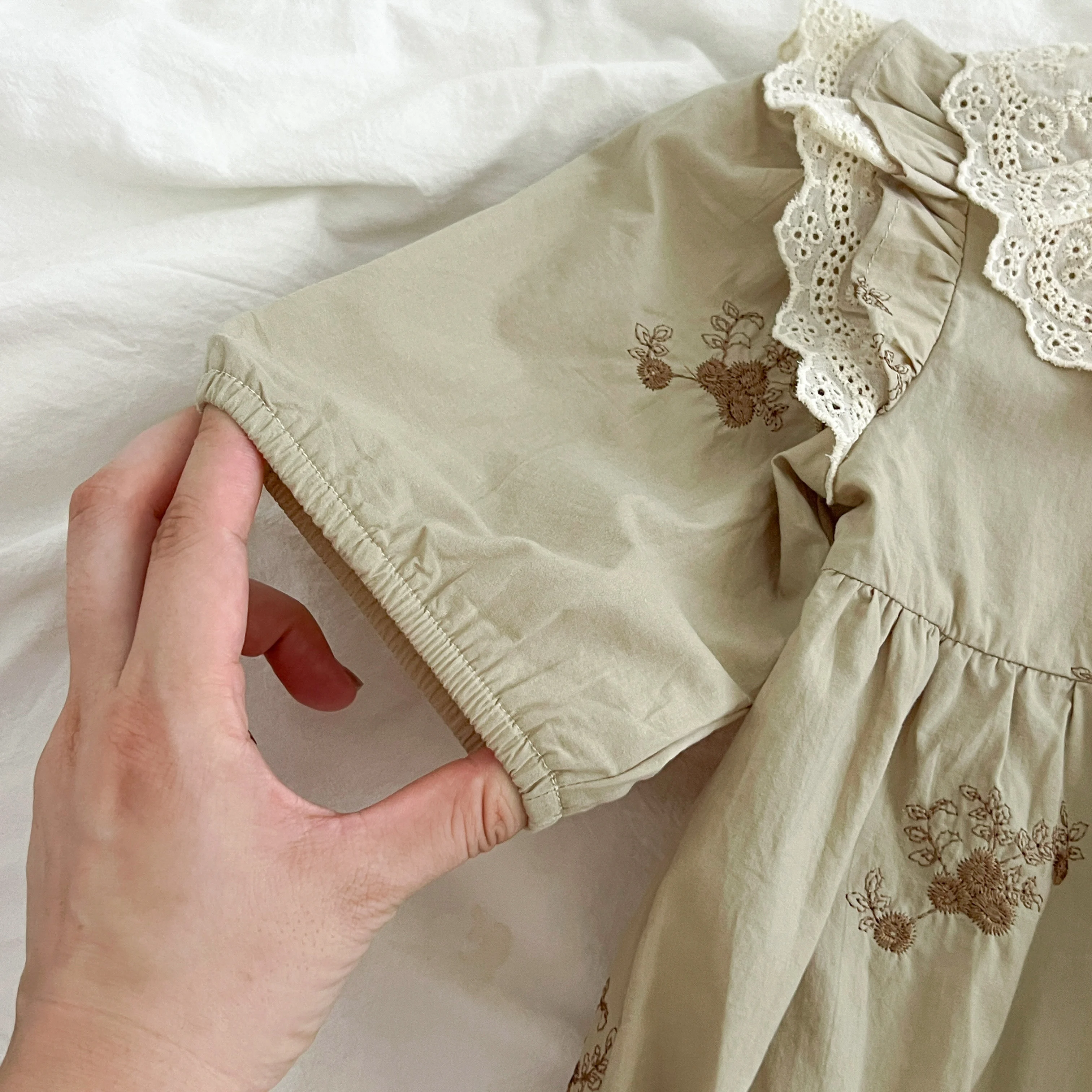 2024 Schwester Kleidung Baby Mädchen Kleid Body Herbst Schwester Kleid Puppe Kragen Spitze Gestickte Einteilige Kleidung Rüschen Kleid – Detail 11