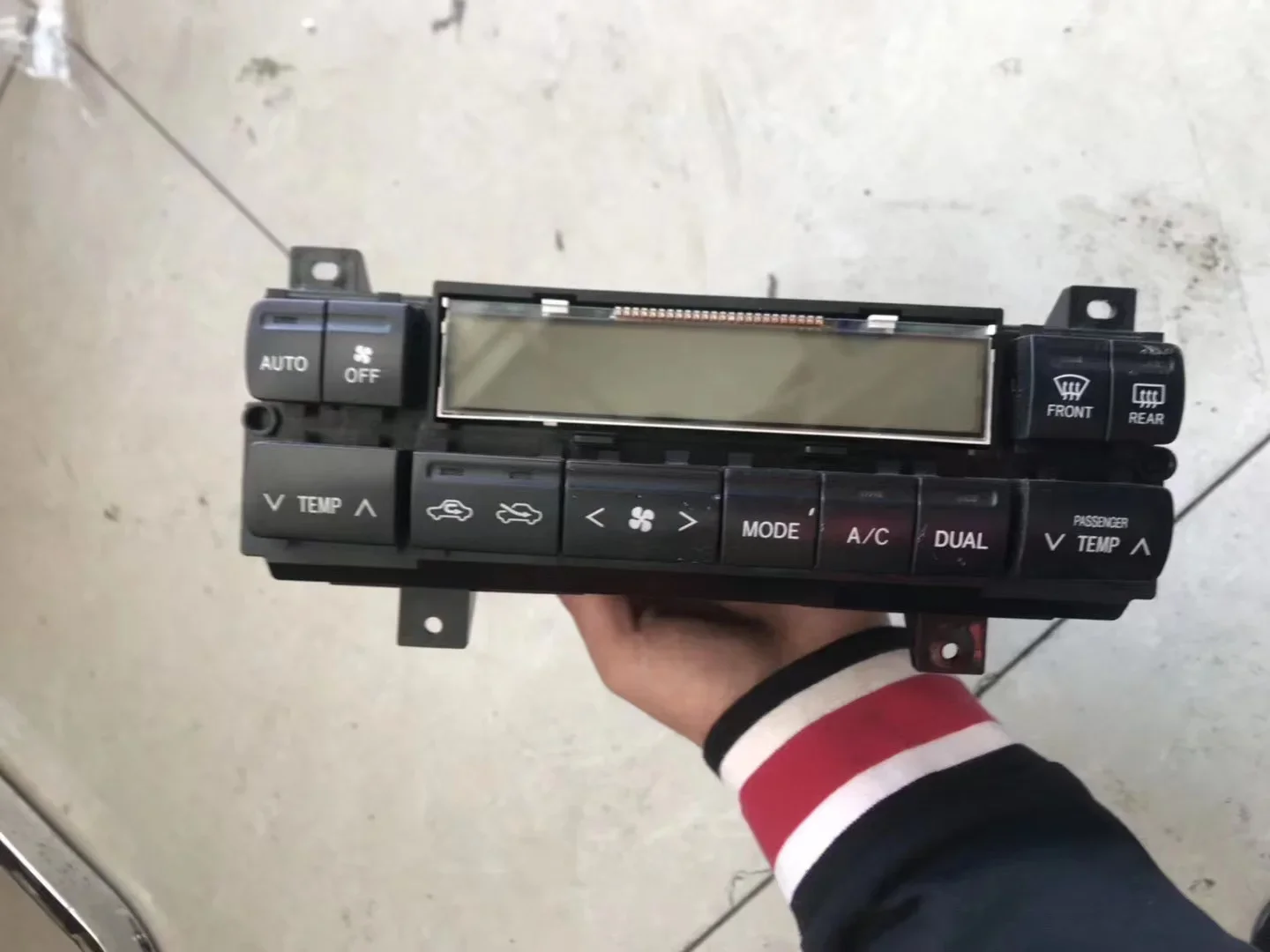 トヨタ プラド 純正エアコンパネル & ステレオユニット トヨタ(純正) エアコンパネル のパーツレビュー