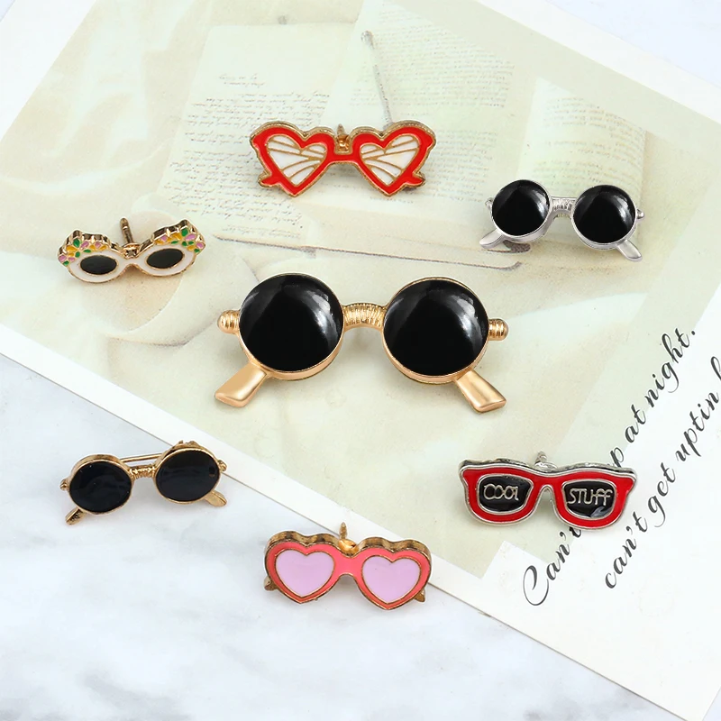 Fashion Beach Sunglasses Enamel Pins Retro Black Glasses Brooches for Women Men Jackets Shirt Collar Lapel Badge Cartoon Jewelry