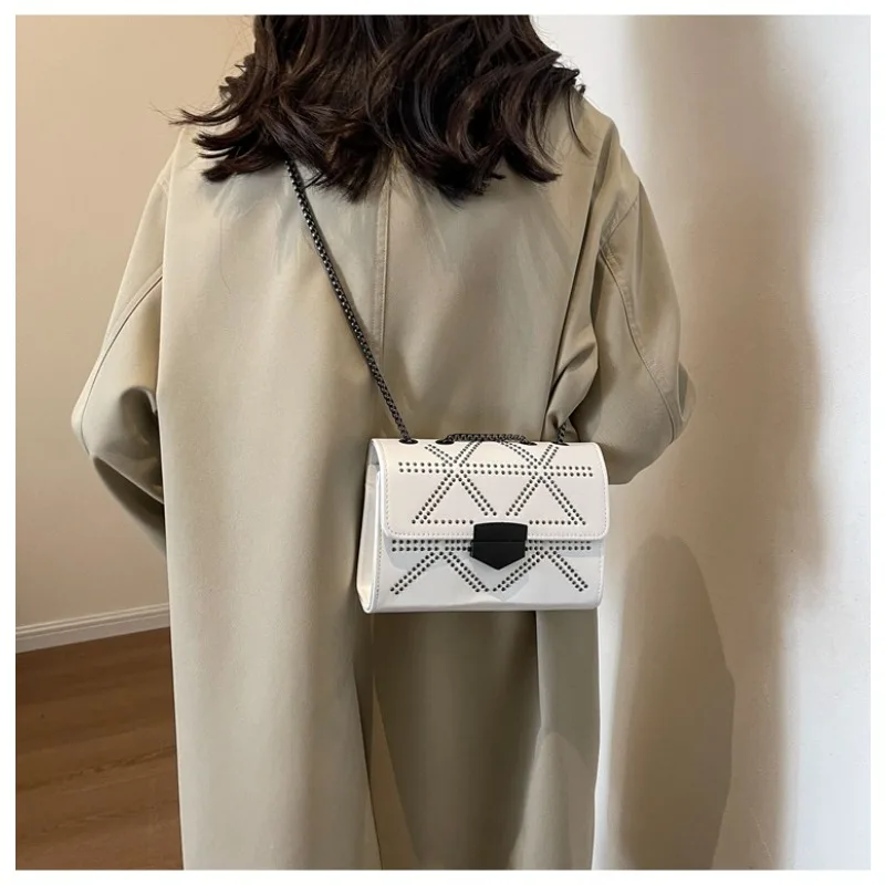 

Rivet Diamond Chain Simple Crossbody Bag New Winter Solid Color Shoulder Bag Trend Casual Sense Lock Slung Small Shoulder Bag
