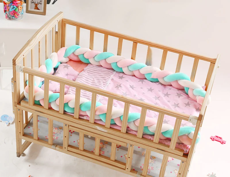 tour de lit pour bébé rose