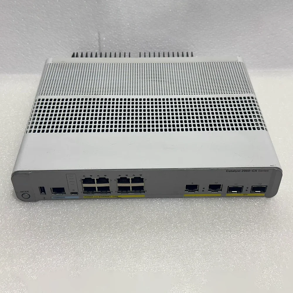 1개의 WS-C2960C-8PC-L 8포트 PoE 2960C 이더넷 스위치