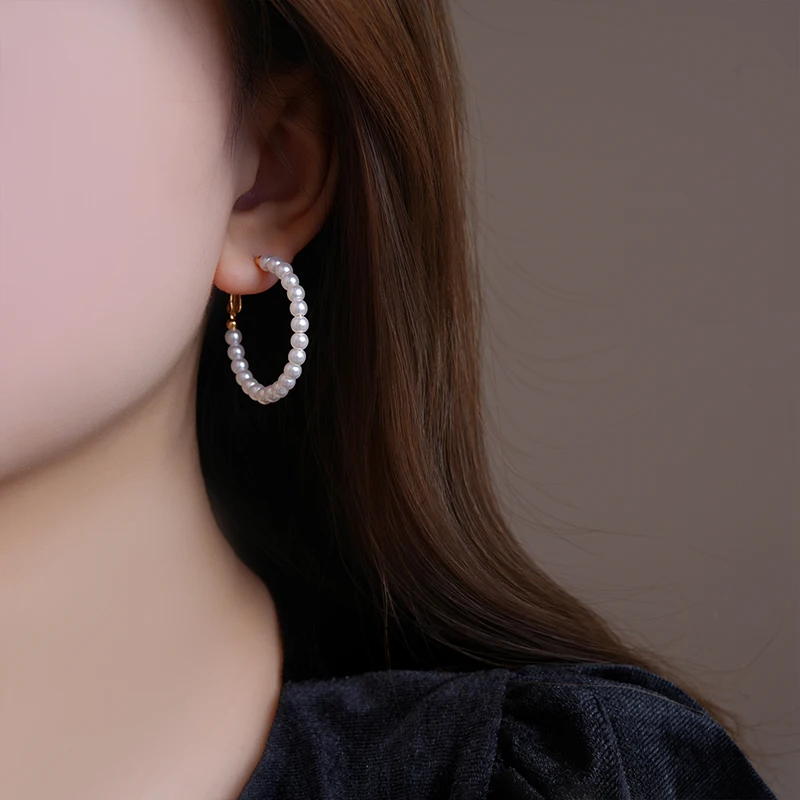 Goldfarbene Perlen, Imitationsperle, kreisförmige Creolen, ein vielseitiges Ohr-Accessoire für Damen-Modeschmuck im Jahr 2025, junges Mädchen – Detail 8