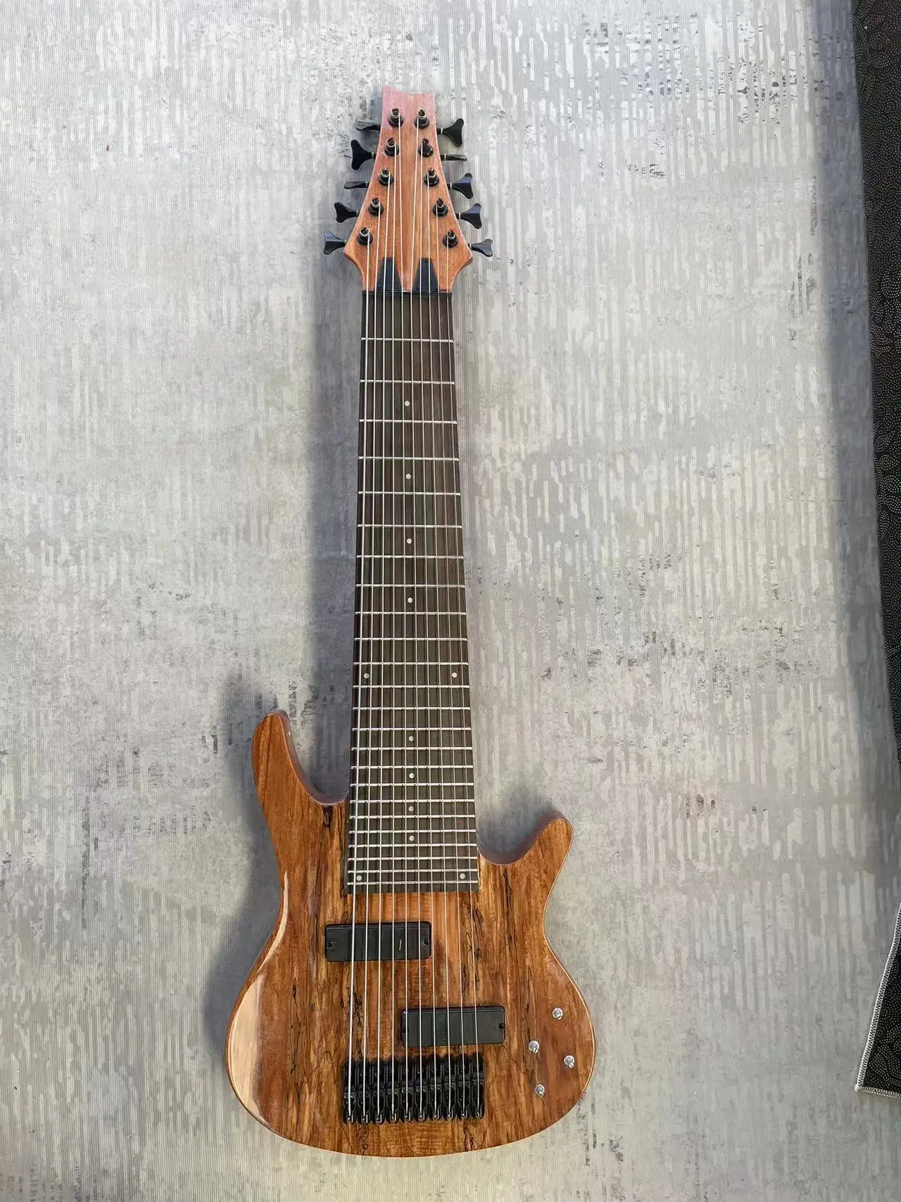 

10-string electric bass, custom, oversized, made in China, decaying wood. Customization time 70 days