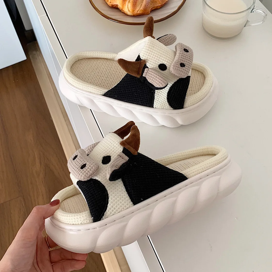 thumbnail image 3 of Bonitas zapatillas de lino con dibujos animados de ternera, novedad de 2024, zapatillas de casa para mujer, de algodón, antideslizantes, gruesas, silenciosas, para parejas, zapatillas de interior, 3 of 6