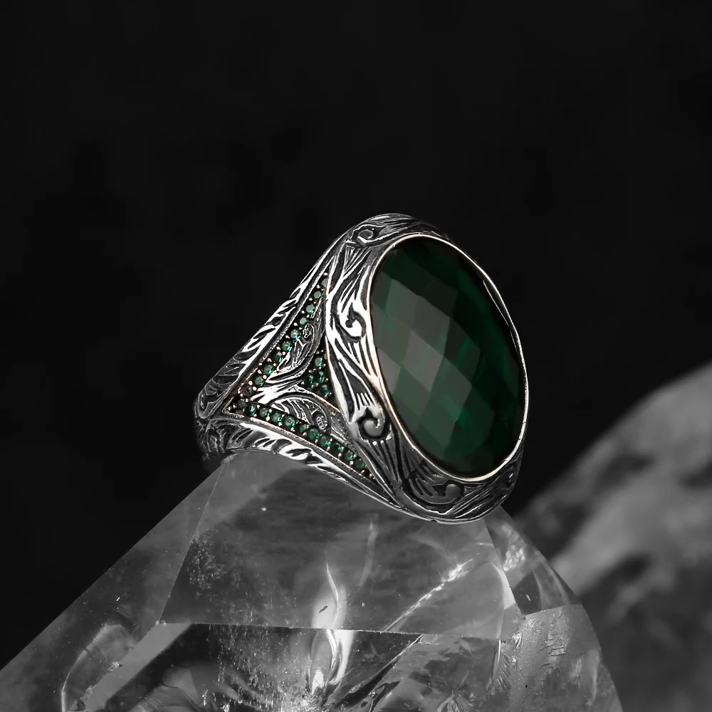

Серебряное кольцо с цирконом