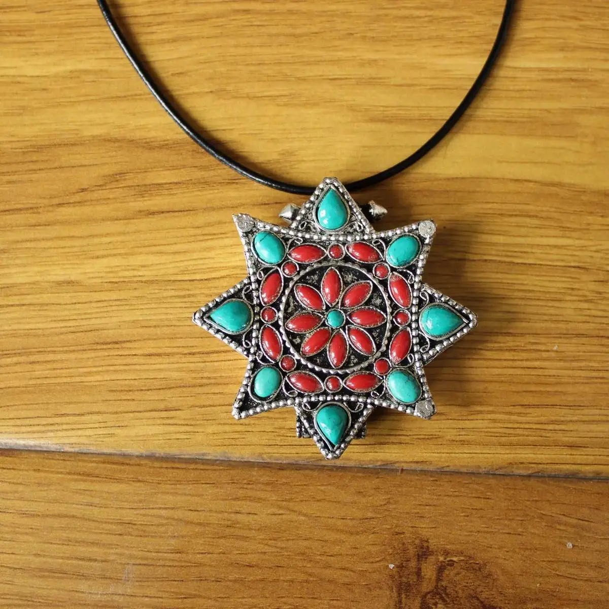 

PN283 Tibetan Silver Metal Inalid Turquoises & Red Glass Beads Star Flower Prayer Box Gau Pendant Necklace For Women