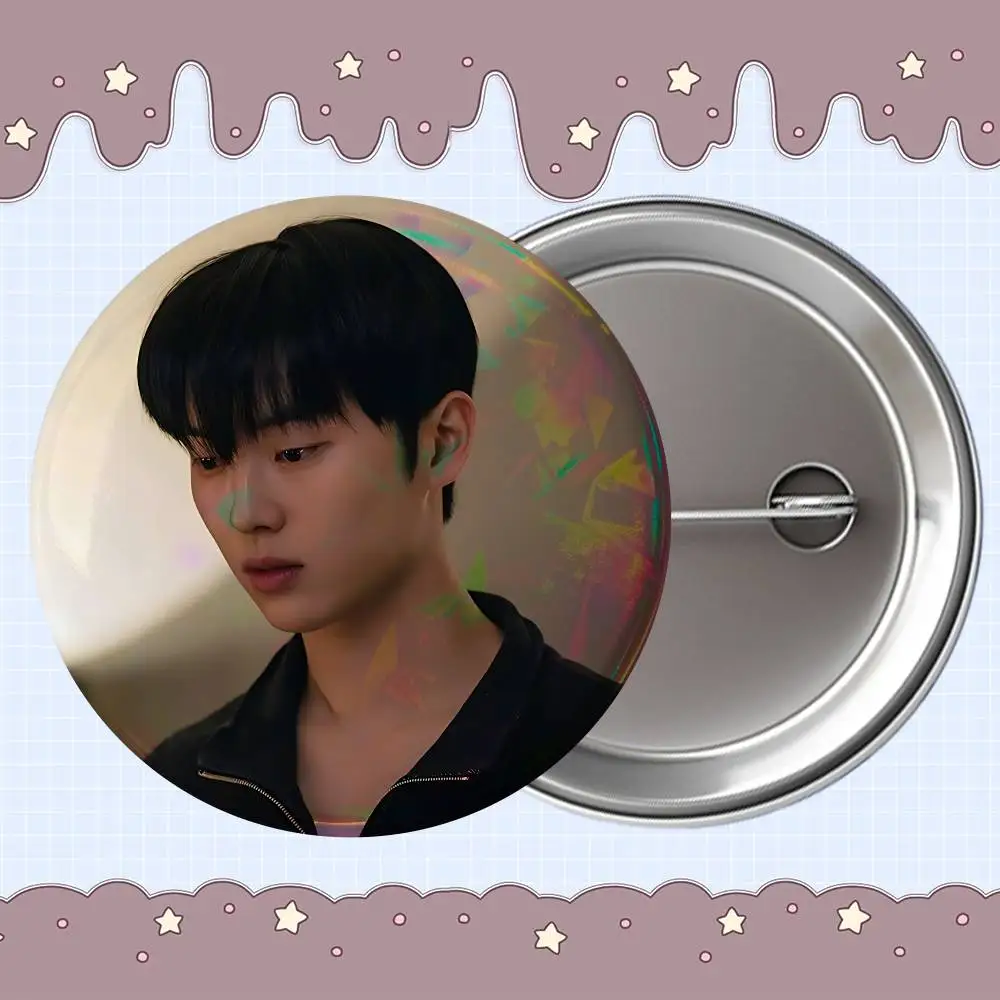 멋진 WH C1 최현우크 58mm 원형 핀 창의적인 프린트 그림 텍스트 금속 라펠 배지 브로치 쥬얼리 선물 도매