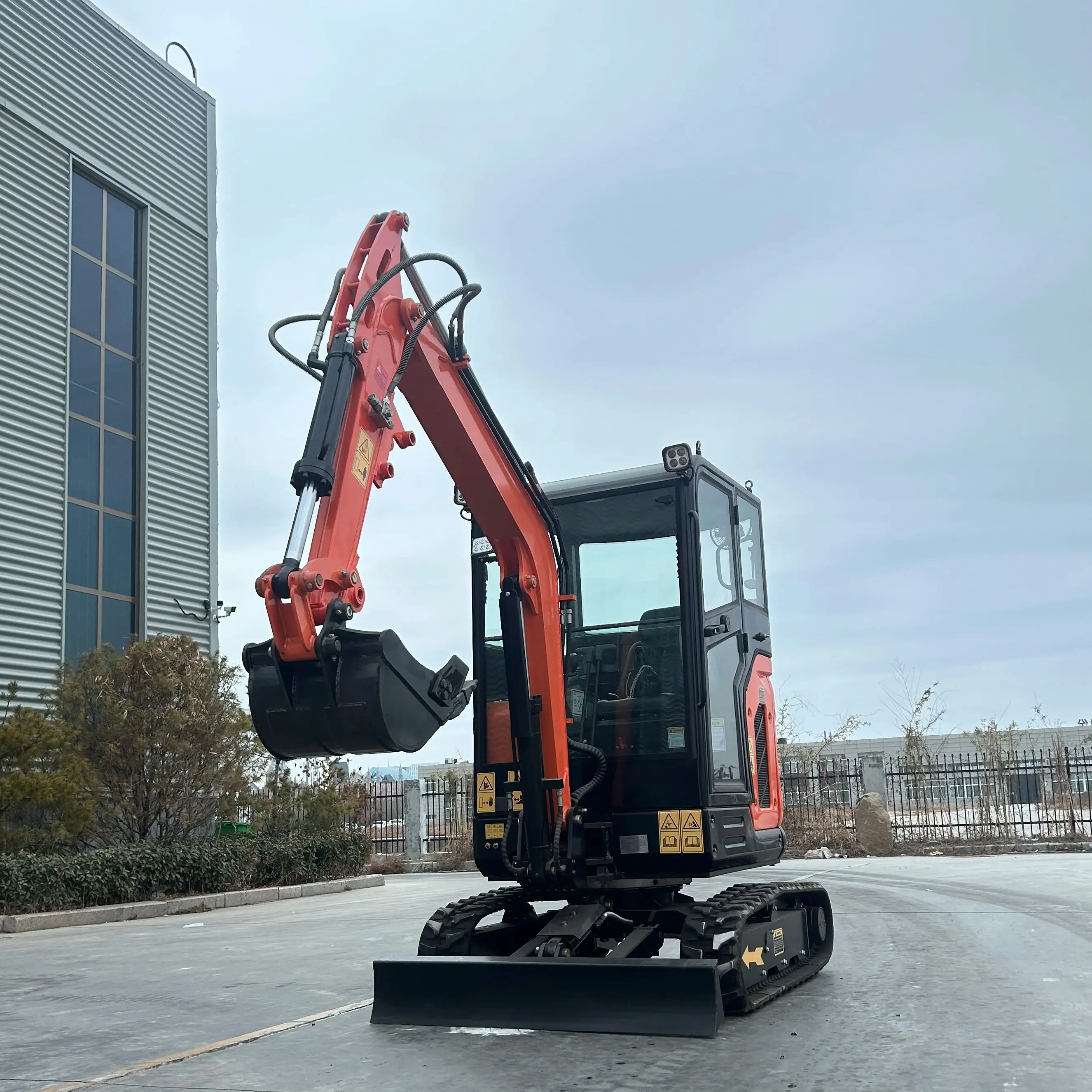 2.5-ton excavator, small and micro tracked bag excavator, CE EPA small excavator 1